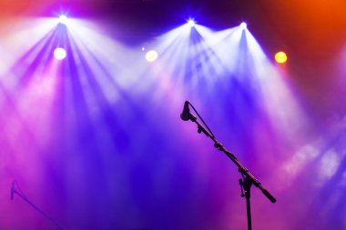 Sahne ışıklarında mikrofon