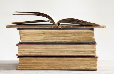 eski kitapların bükülmesini