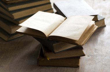 eski kitapların bükülmesini