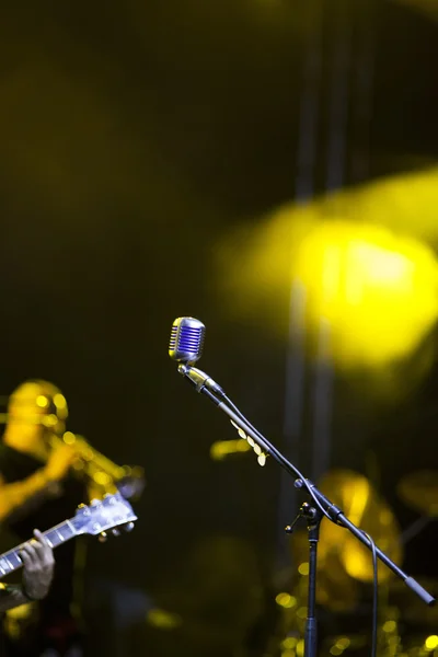 Microphone in stage lights — Stock Photo, Image