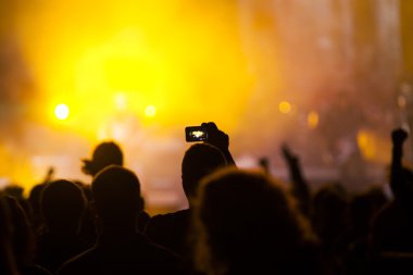Konserde kalabalık