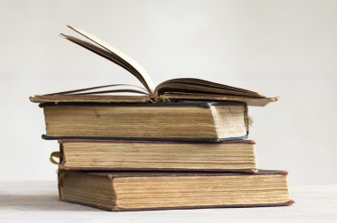 Bir yığın eski kitap.