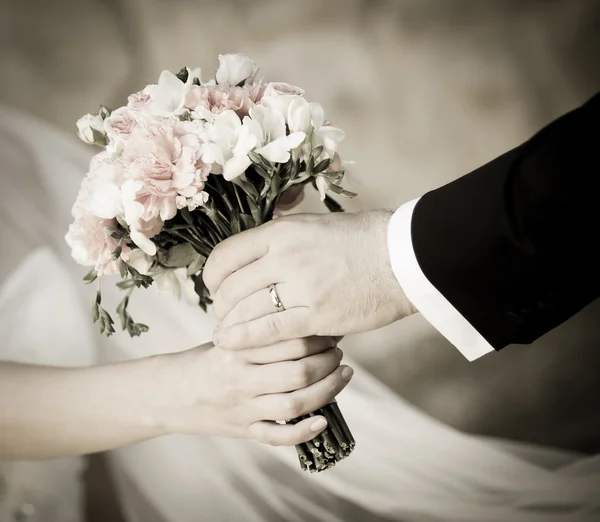 Весільний букет на руках нареченої — стокове фото