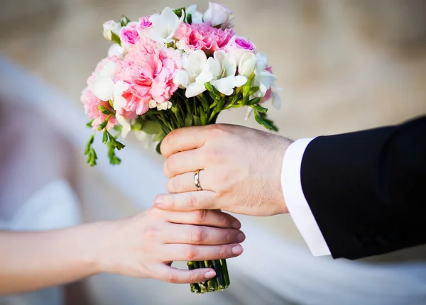 Свадебный букет от рук невесты — стоковое фото