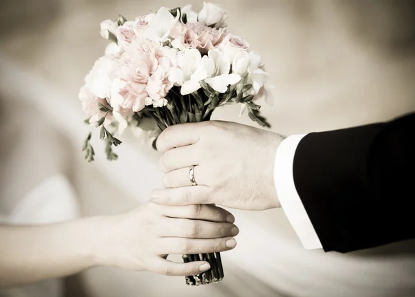 Wedding bouquet at bride's hands — Stock Photo, Image