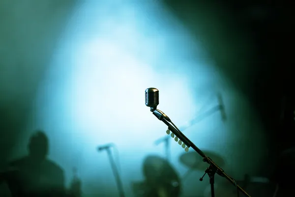 Mikrofon w świetle scenicznym — Zdjęcie stockowe