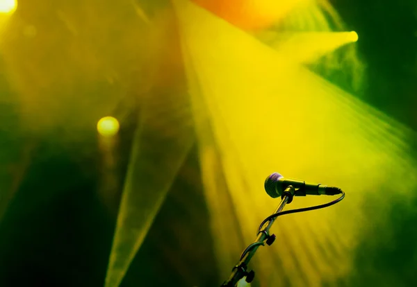 Microphone dans les lumières de scène — Photo