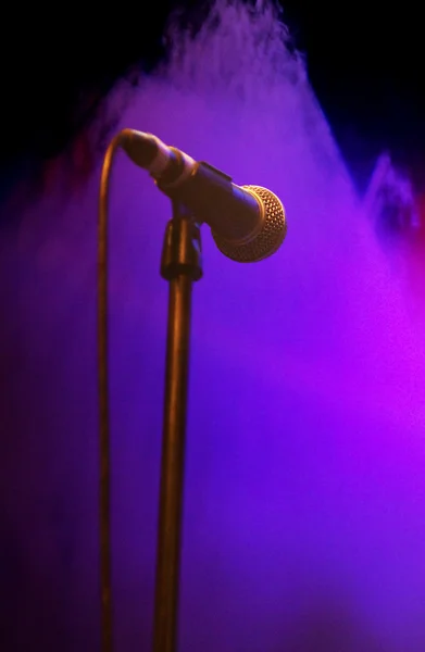 Microfone em luzes de palco — Fotografia de Stock