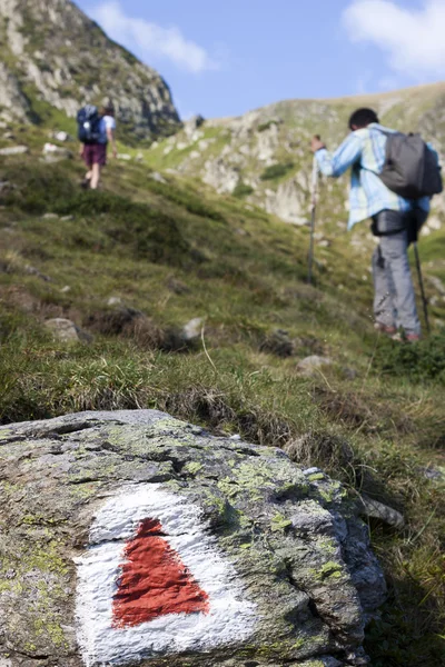 Lidé turistiku v horách — Stock fotografie