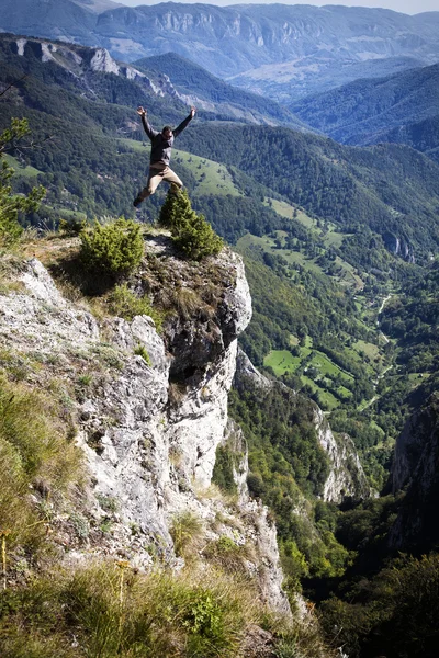 Mann springt — Stockfoto