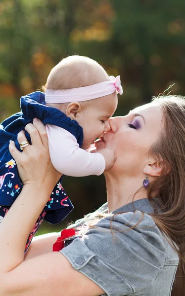 แม่กับลูกจูบกัน — ภาพถ่ายสต็อก