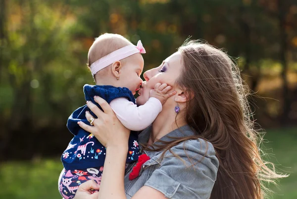 แม่กับลูกจูบกัน — ภาพถ่ายสต็อก