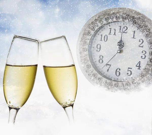 Gläser mit Champagner und Uhr kurz vor Mitternacht — Stockfoto