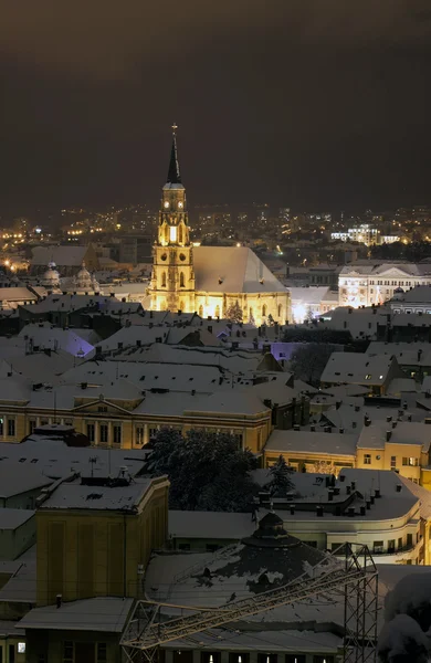 Vue nocturne sur la ville avec la cathédrale Saint-Michel à Cluj — Photo