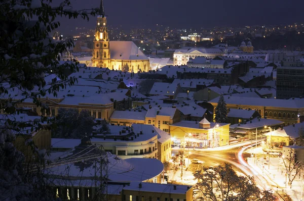 Vista nocturna de la ciudad con la Catedral de San Miguel en Cluj —  Fotos de Stock