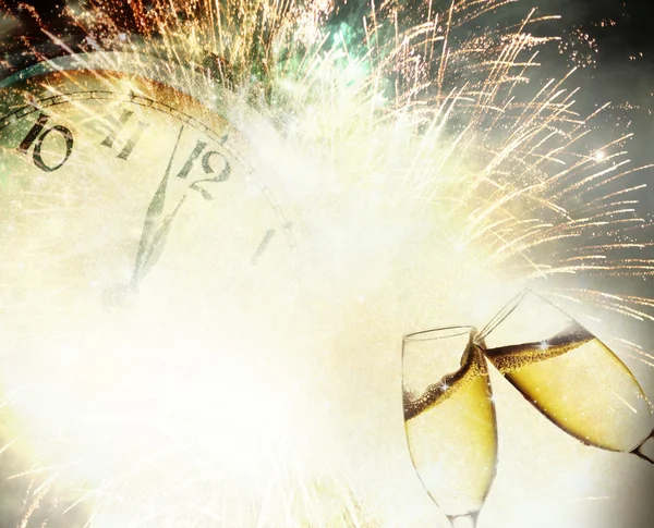 Şampanya ve saat gece yarısına yakın gözlük