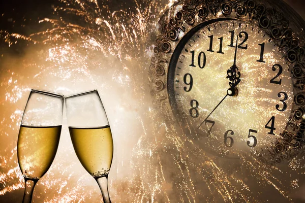 Glasses with champagne and clock close to midnight — Stock Photo, Image