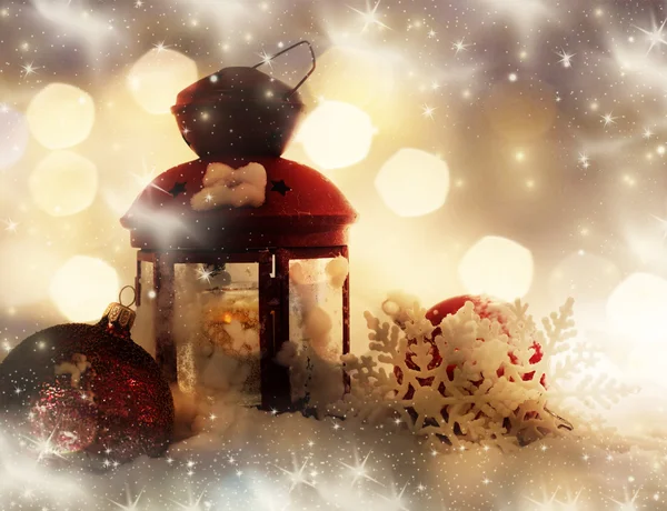 クリスマスの装飾と赤いランタン — ストック写真