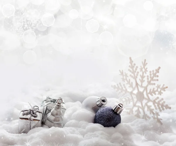 Luz azul abstrato fundo de Natal com flocos de neve brancos — Fotografia de Stock