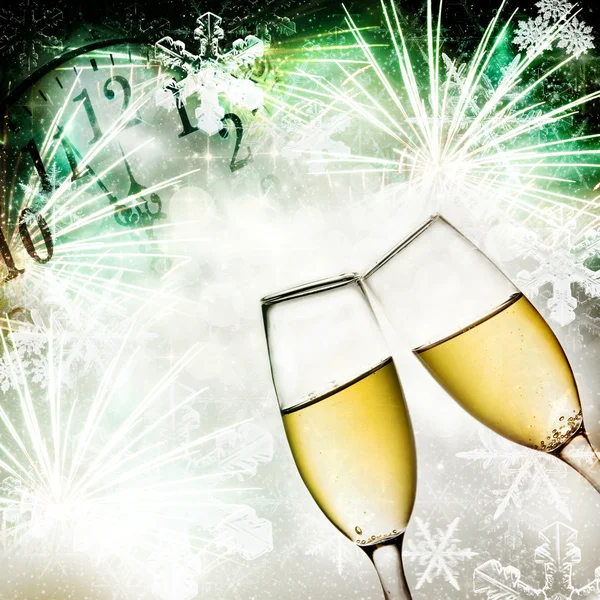 Bicchieri di champagne, orologio e fuochi d'artificio a mezzanotte — Foto Stock