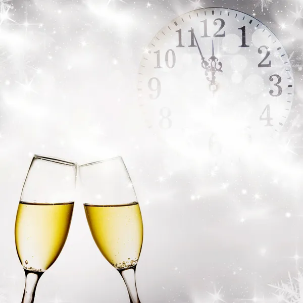 Bril met champagne tegen vakantieverlichting en klok rond middernacht — Stockfoto