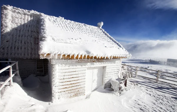 Boże Narodzenie tło z bajki, dom w górach — Zdjęcie stockowe
