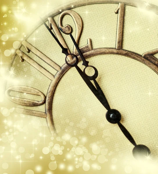 Vecchio orologio vintage e fuochi d'artificio — Foto Stock