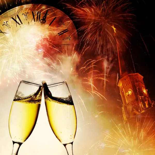 Copos com champanhe contra fogos de artifício e relógio perto da meia-noite — Fotografia de Stock