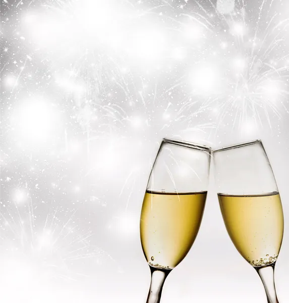 Очки с шампанским против праздничных огней — стоковое фото