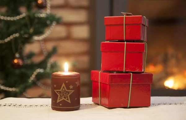 Cajas de regalo de Navidad y una vela — Foto de Stock