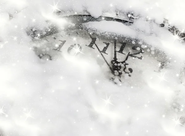 Винтажные часы, покрытые снегом — стоковое фото