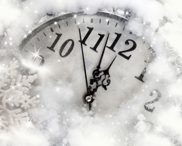 Orologio vintage coperto di neve — Foto Stock