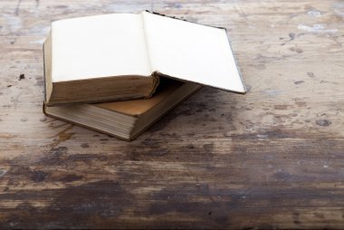 ahşap zemin üzerinde eski kitap yakın çekim