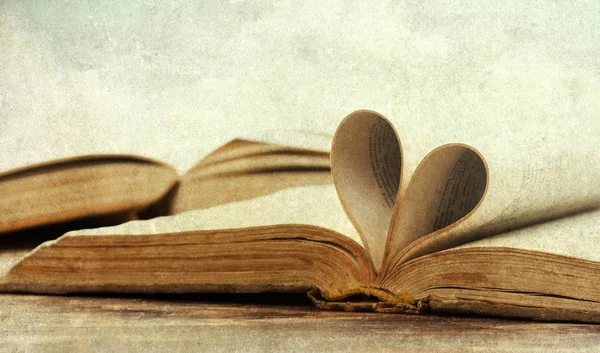 Винтажное фото страниц книги в форме сердца — стоковое фото