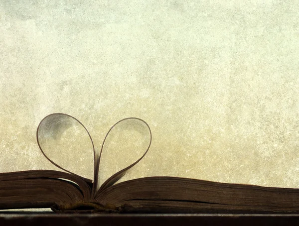 Vintage fotó szív alakú könyv oldalak — Stock Fotó