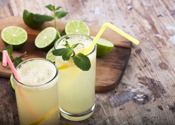 Tahta arka planda taze limonata ve limonata.