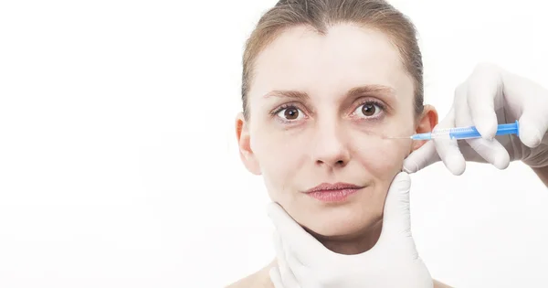 Vrouw krijgen van botox injectie oog rimpels te verwijderen — Stockfoto