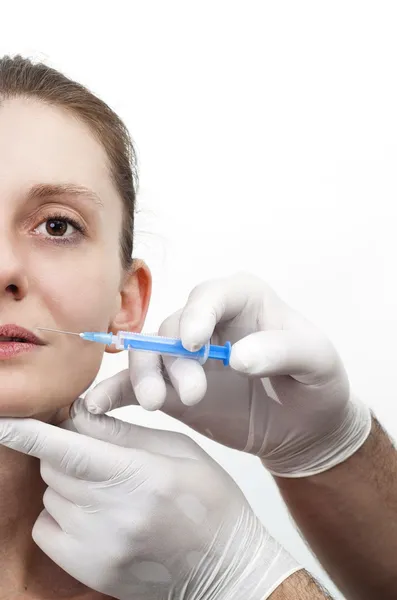 Frau bekommt Botox gespritzt, um Falten zu entfernen — Stockfoto