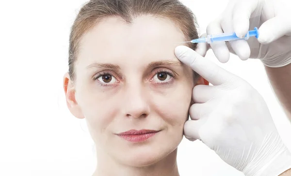 Femme recevant une injection de botox pour éliminer les rides des yeux — Photo