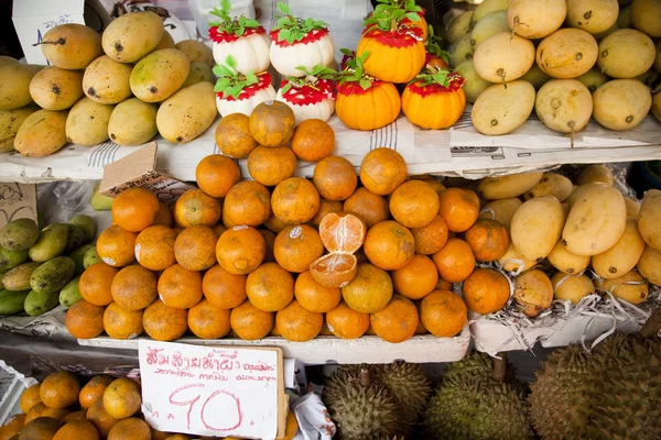 Orangen und andere Früchte auf einem Marktstand — Stockfoto