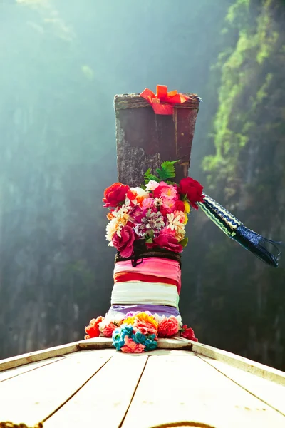 Navio tradicional em Maya Bay — Fotografia de Stock