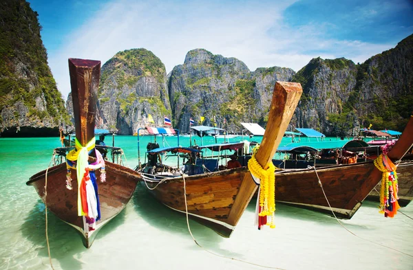 Navios tradicionais em Maya Bay — Fotografia de Stock