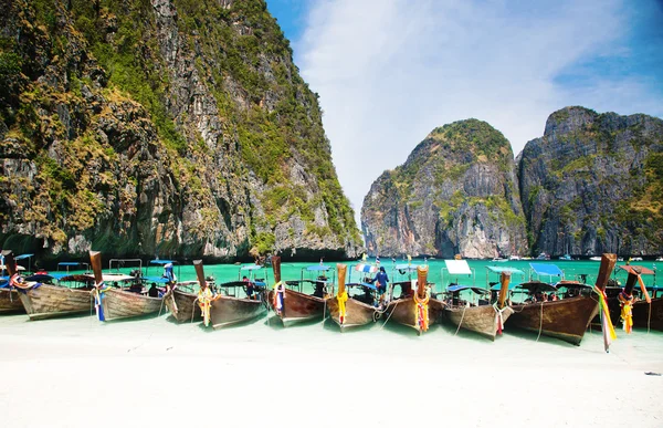 Navios tradicionais em Maya Bay — Fotografia de Stock