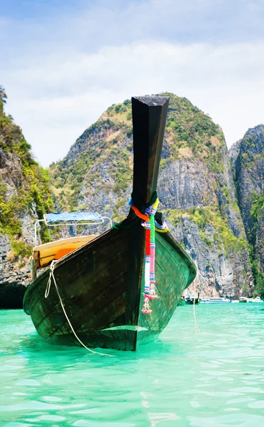 Traditionelles Schiff in der Maya-Bucht — Stockfoto