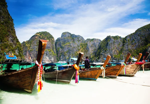 Traditionele schepen in maya bay — Stockfoto