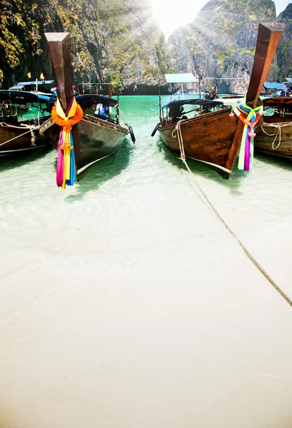 Traditional ships in Maya Bay — Stock Photo, Image