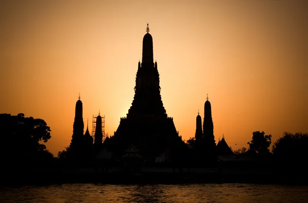 Wat Arun silhouette at sunset — Stock Photo, Image