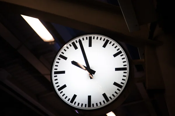 Часы в метро — стоковое фото