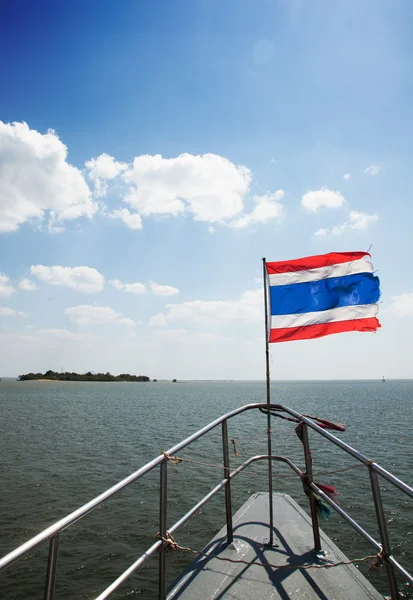 Drapeau Thaïlande sur la poupe du bateau — Photo