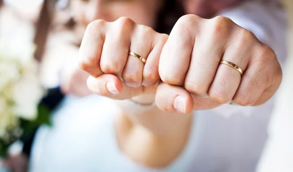 Pareja mostrando anillos de boda —  Fotos de Stock